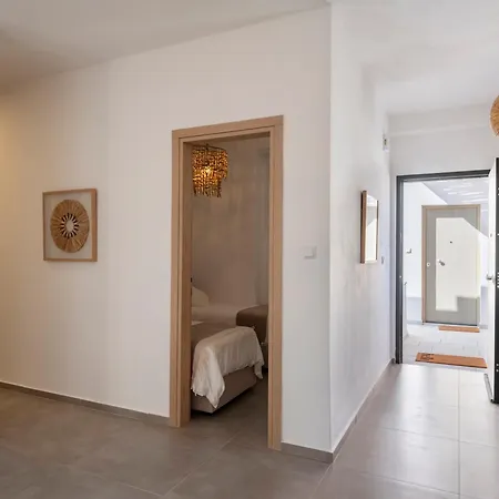 Pounta ,2br W Shared Pool,fiora I