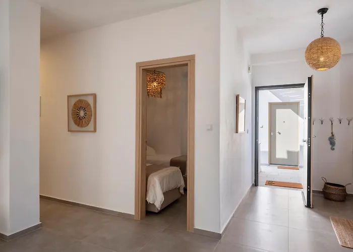 Pounta ,2br W Shared Pool,fiora I